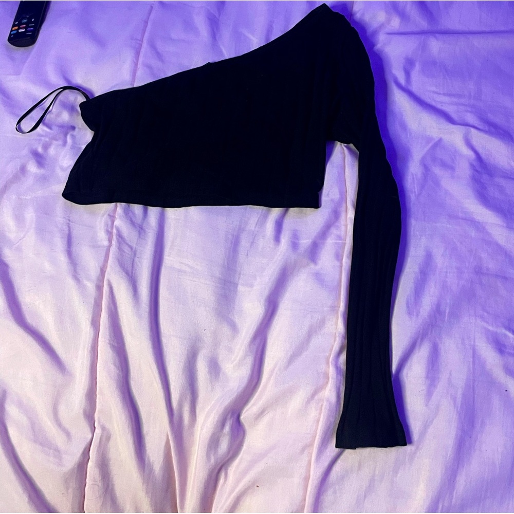 I am selling this shirt from shein it is a croppy toppey